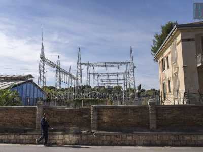 Ci risulta impossibile avvicinarci al capannone a causa della recinzione che lo avvolge e sulla quale sono appesi cartelli con su scritto �pericolo di morte�. L�edificio � infatti circondato da numerosi tralicci dell�alta tensione